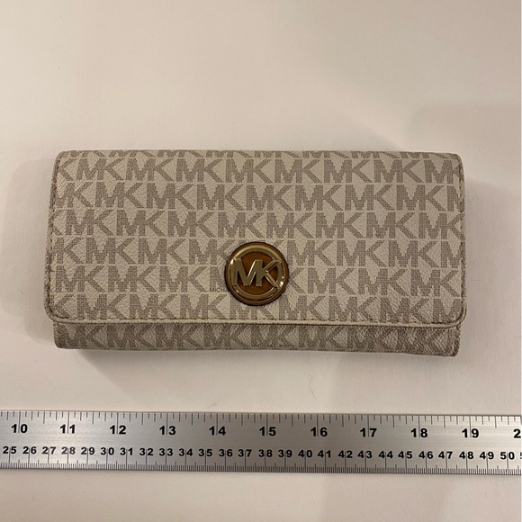 Michael Kors Jet Set Wallet - Picture 1 of 9
